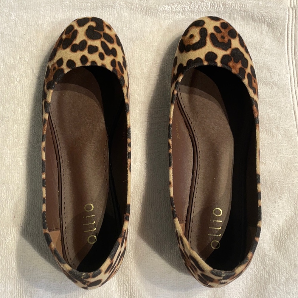Ollio. Faux suade. Leopard print. Flat. Size 9. New.